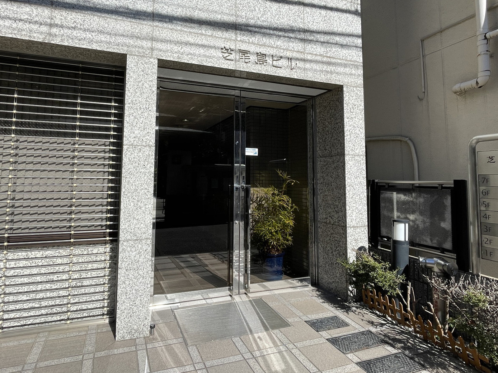 オフィスビル出入口
