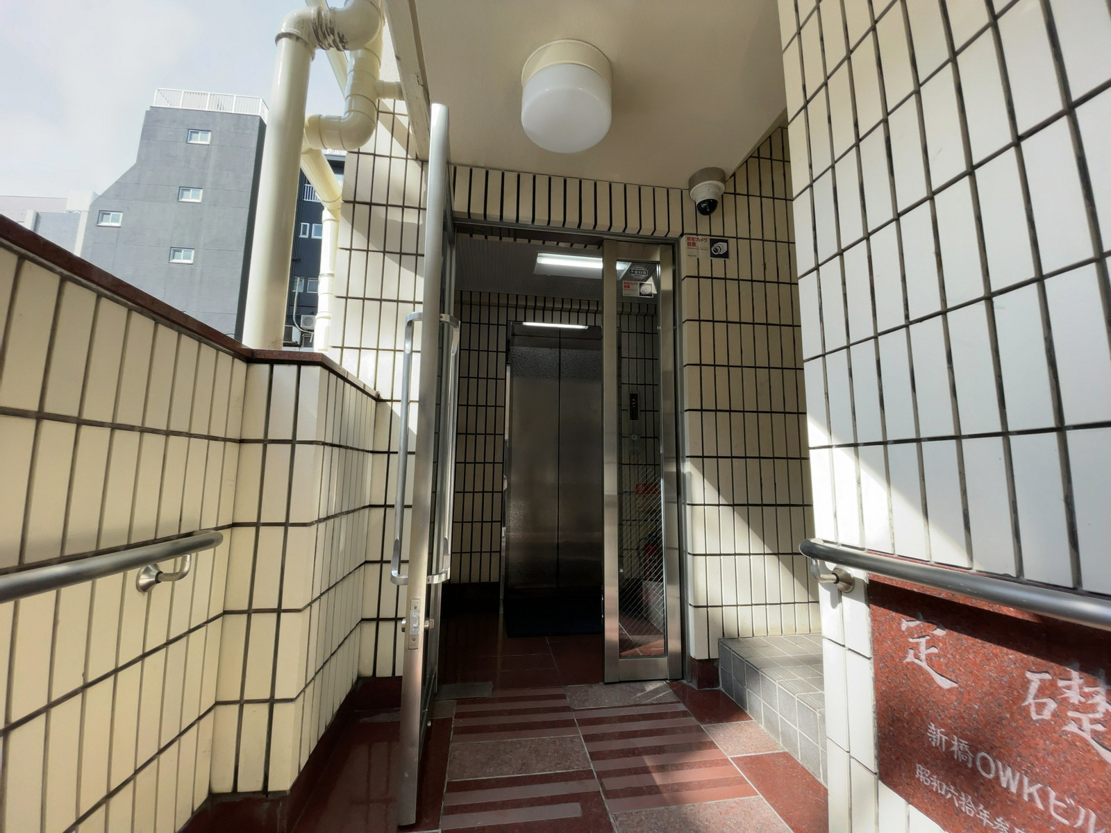 オフィスビル出入口
