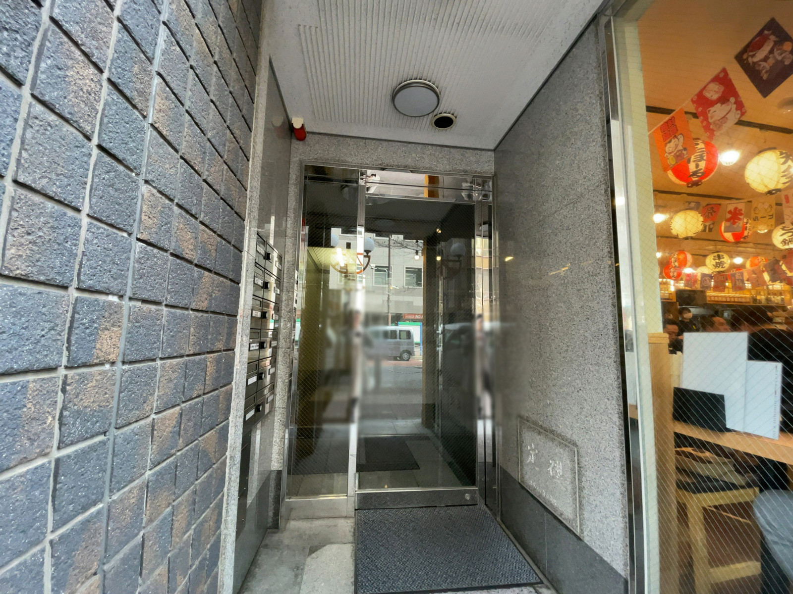 オフィスビル出入口