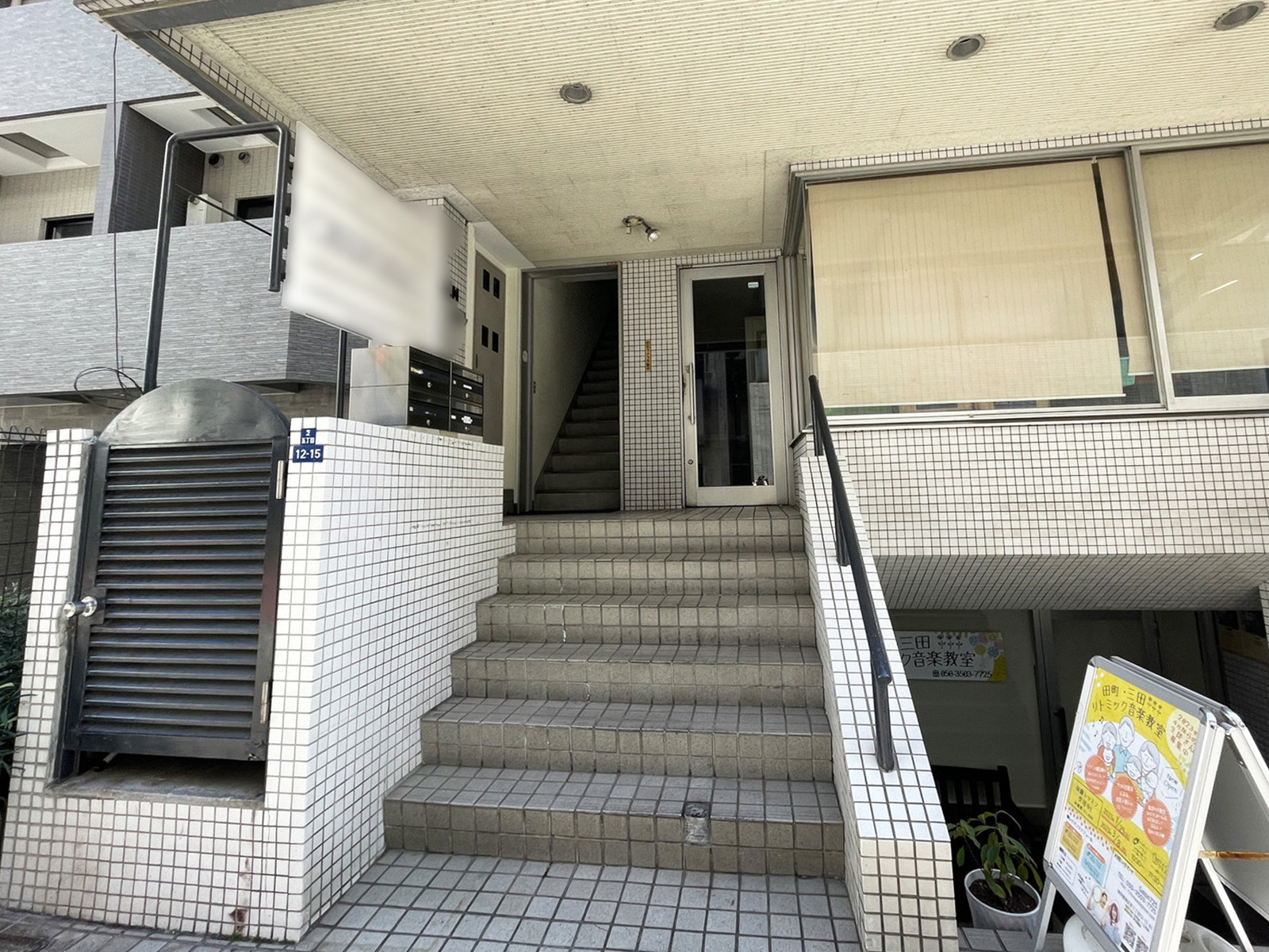 オフィスビル出入口