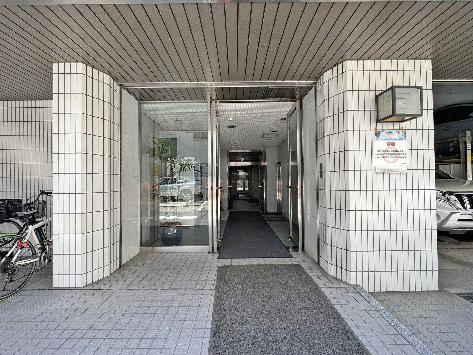 オフィスビル出入口（新館）