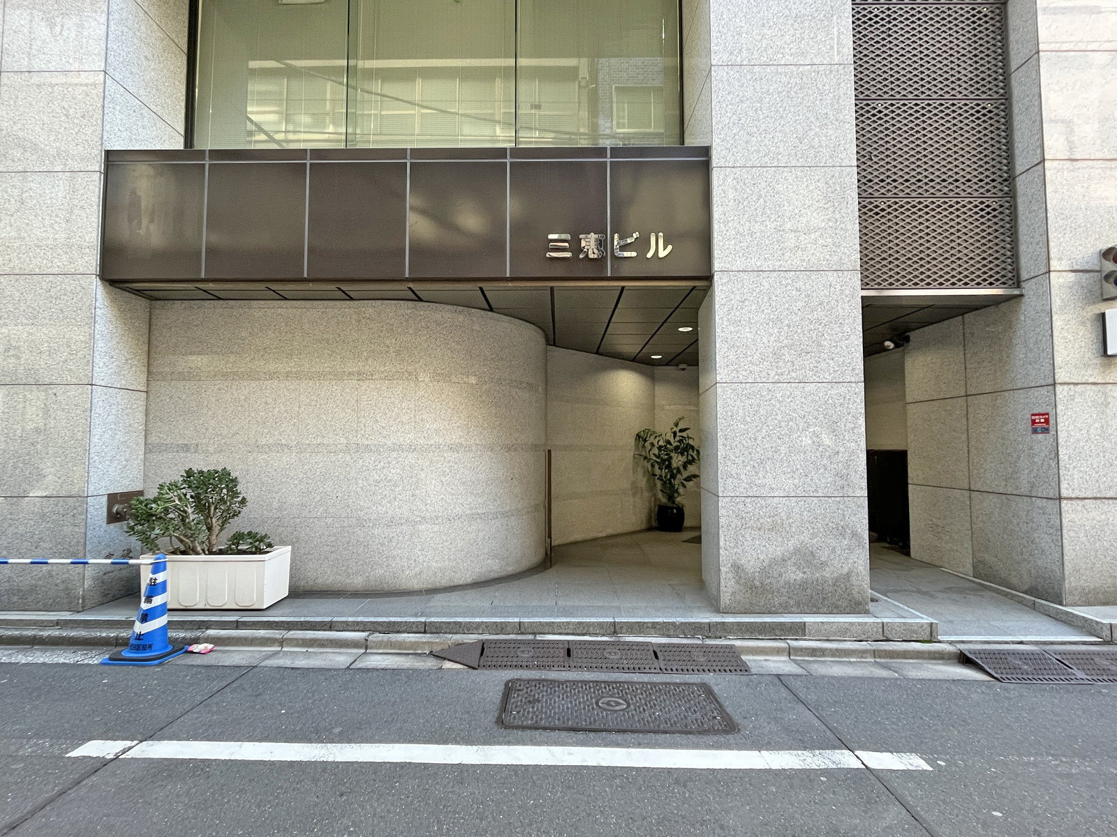 オフィスビル出入口（本館）