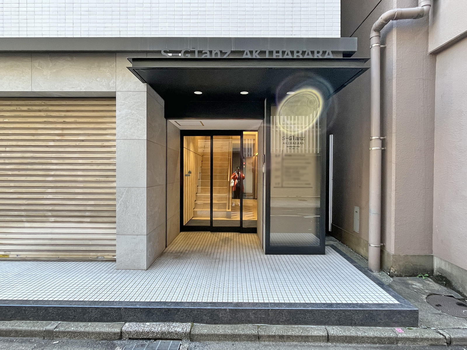 オフィスビル出入り口