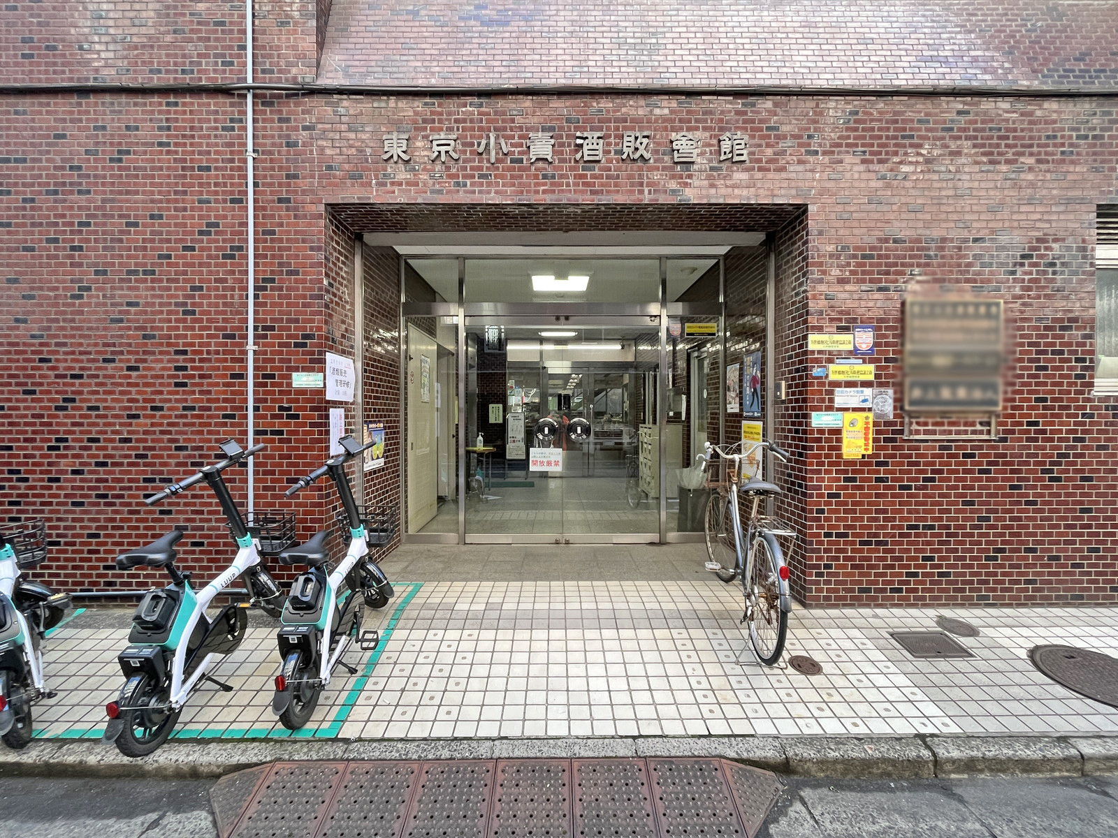 オフィスビル出入り口
