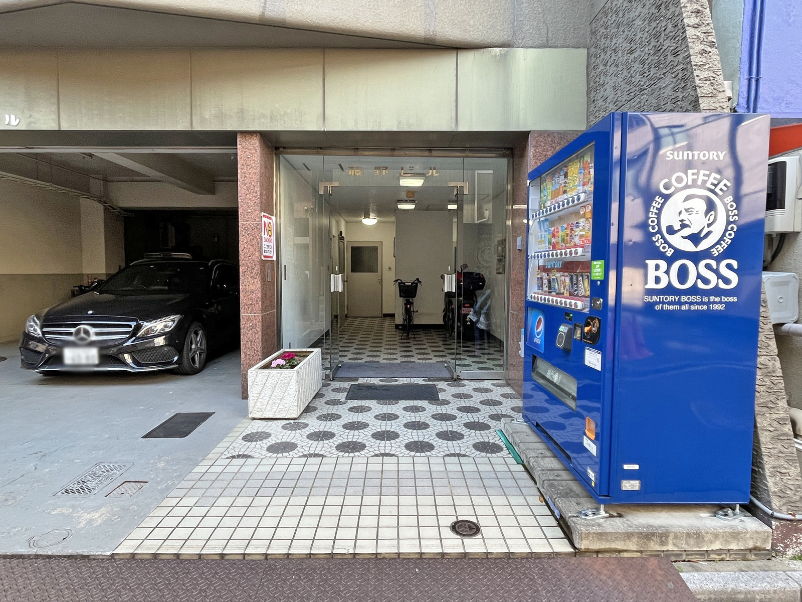 オフィスビル出入り口