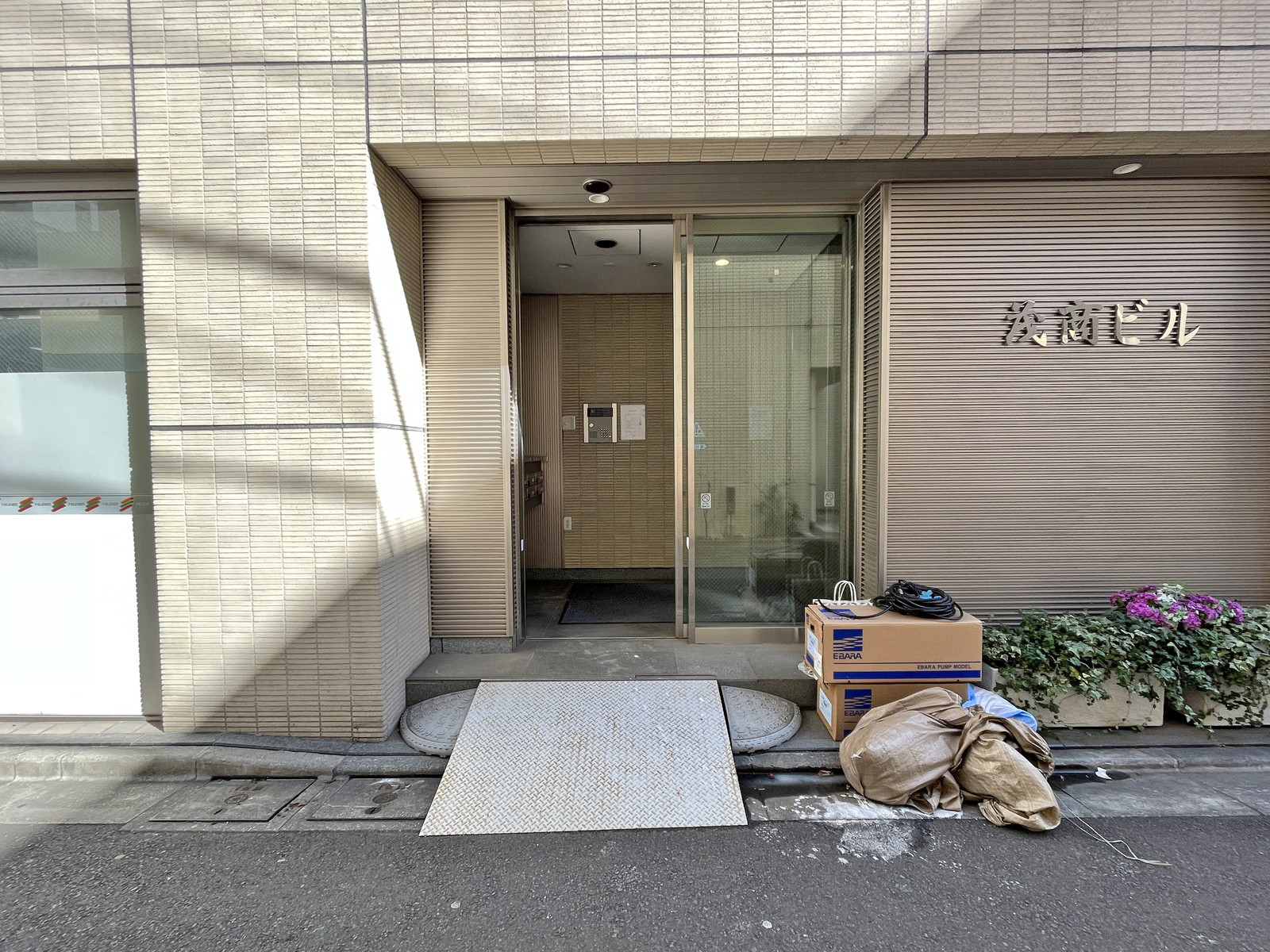 オフィスビル出入り口