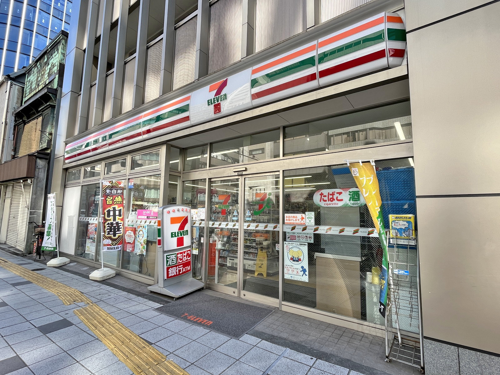 1階のセブンイレブン台東一丁目店