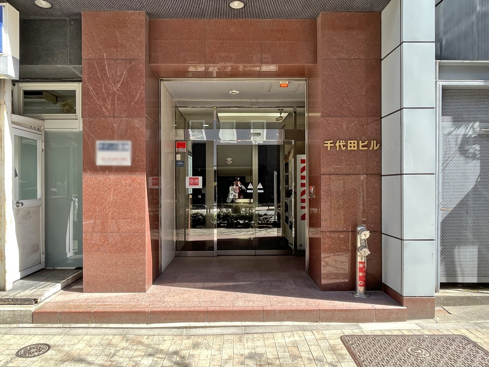 オフィスビル出入口