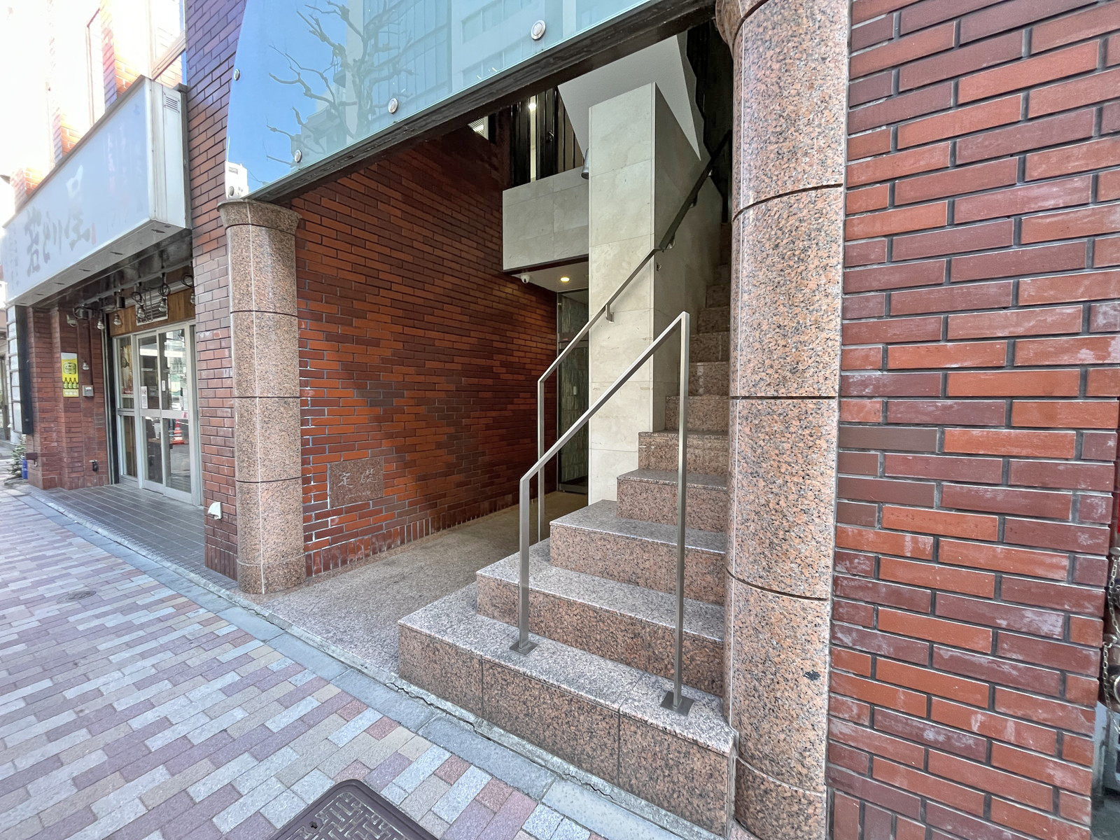 オフィスビル出入り口