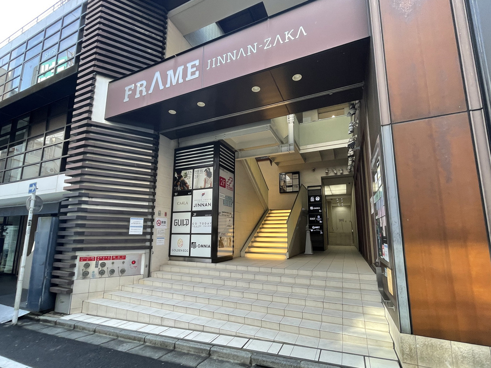 オフィスビル出入口