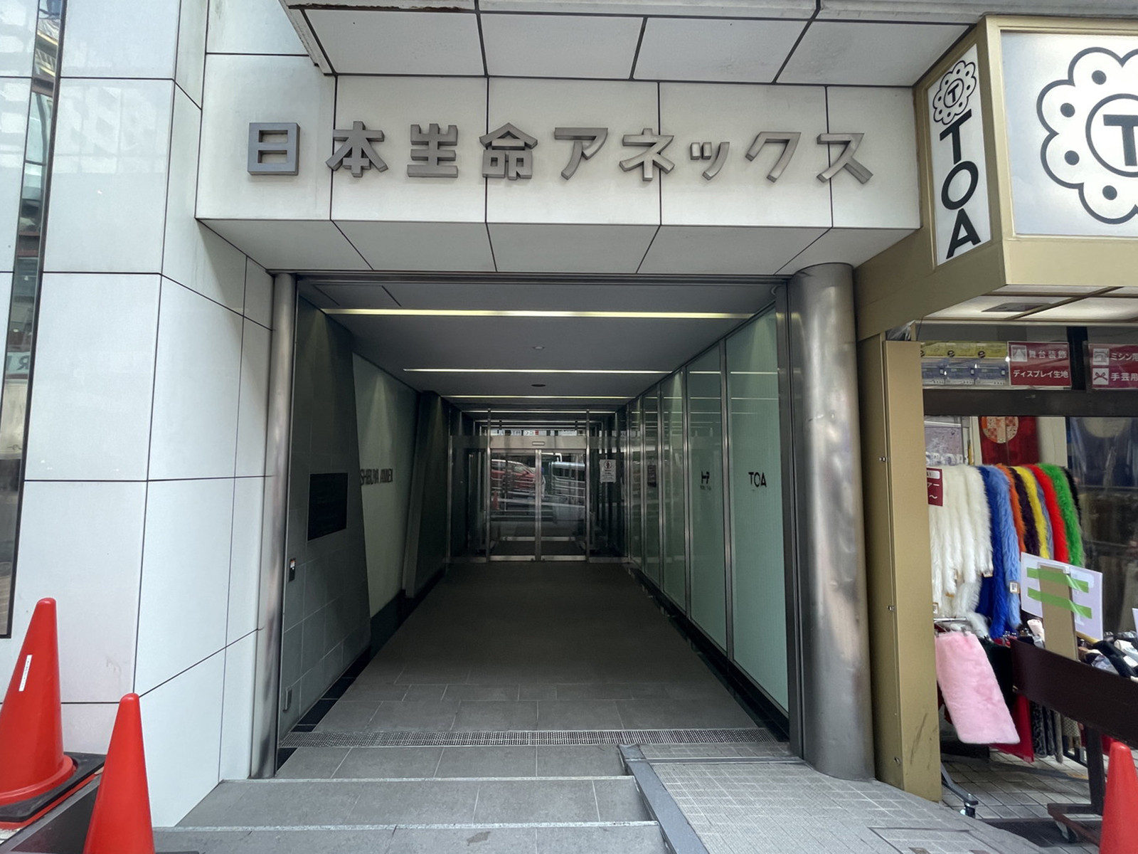 オフィスビル出入口