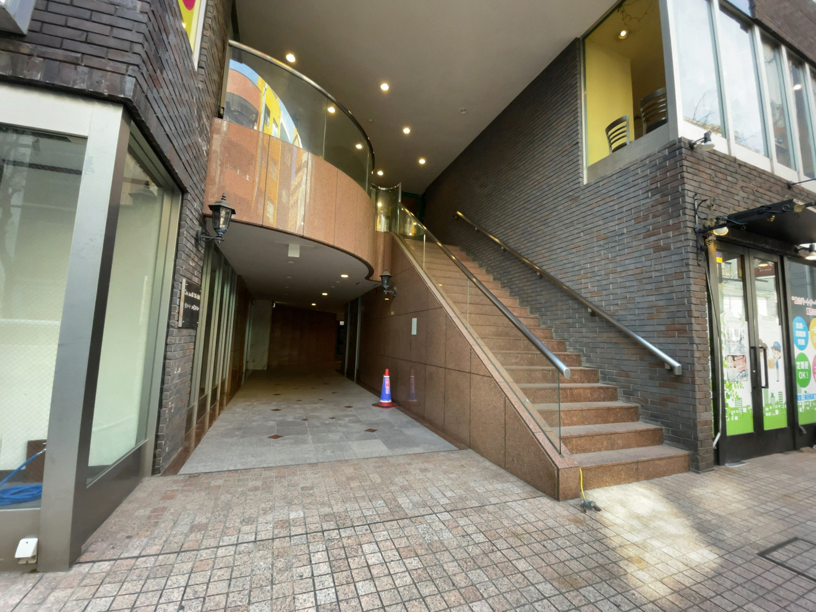 オフィスビル出入口