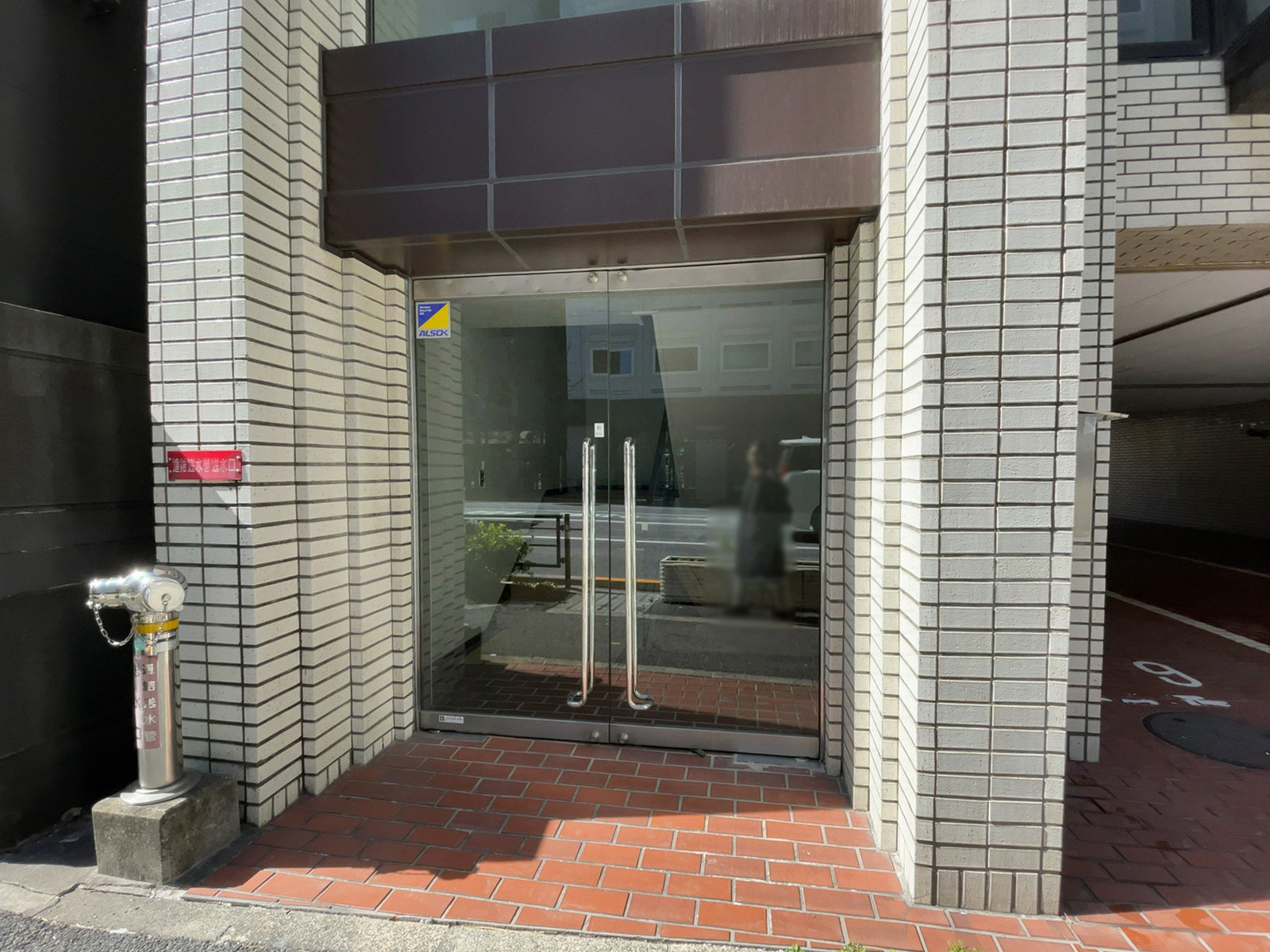 オフィスビル出入口