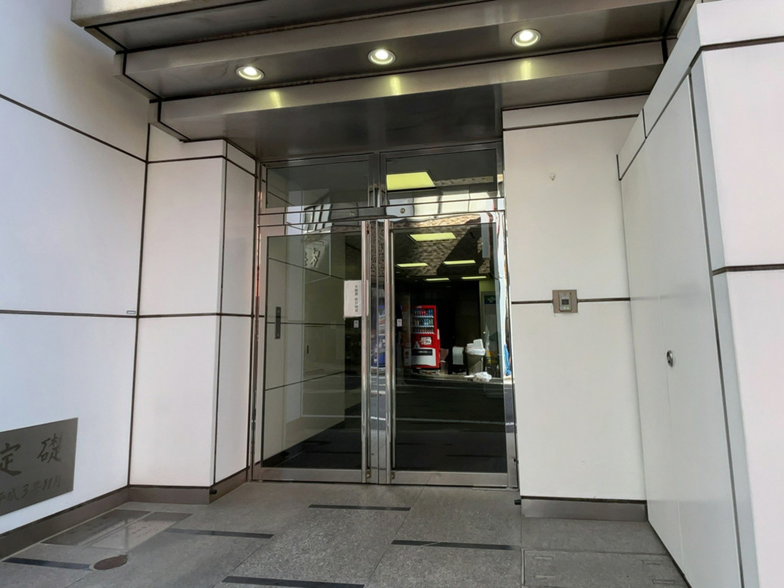 オフィスビル出入口