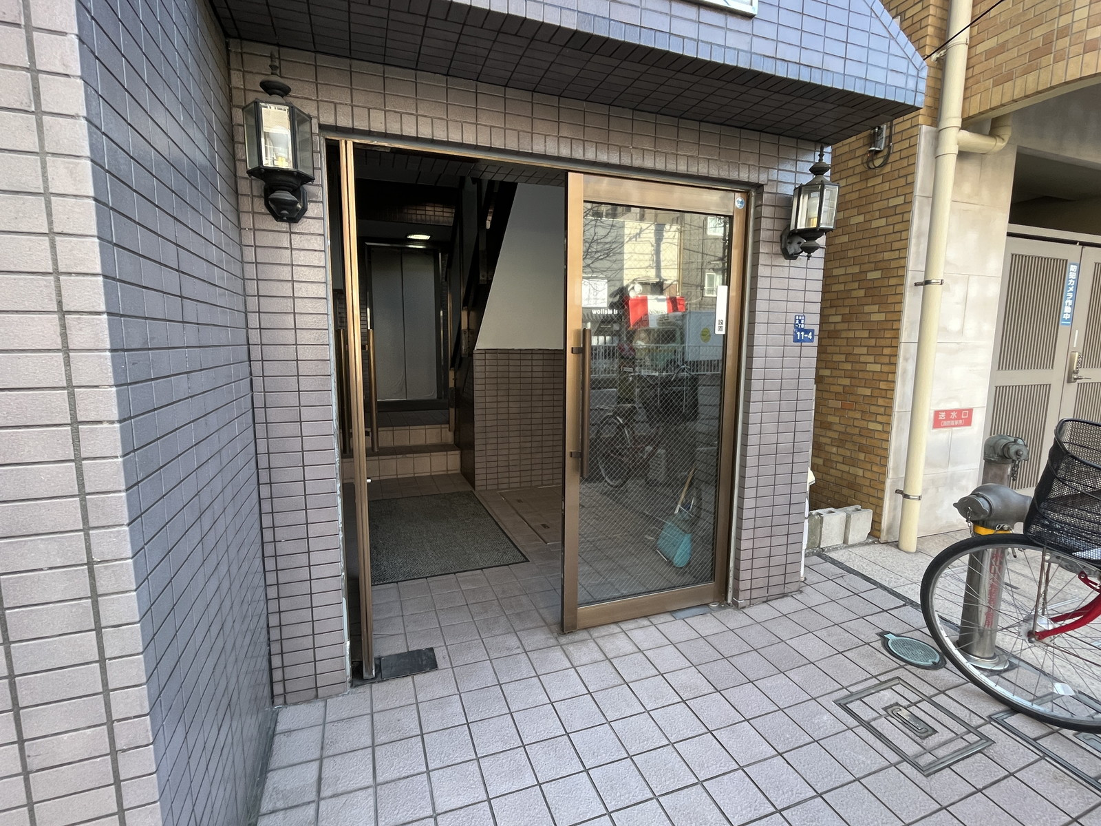 オフィスビル出入り口