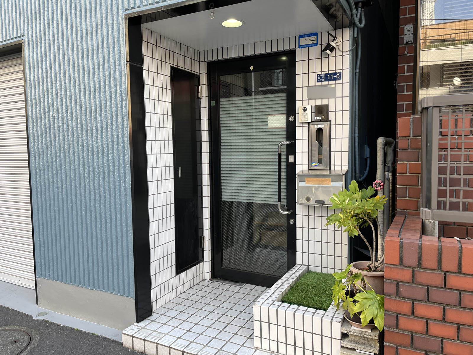オフィスビル出入り口
