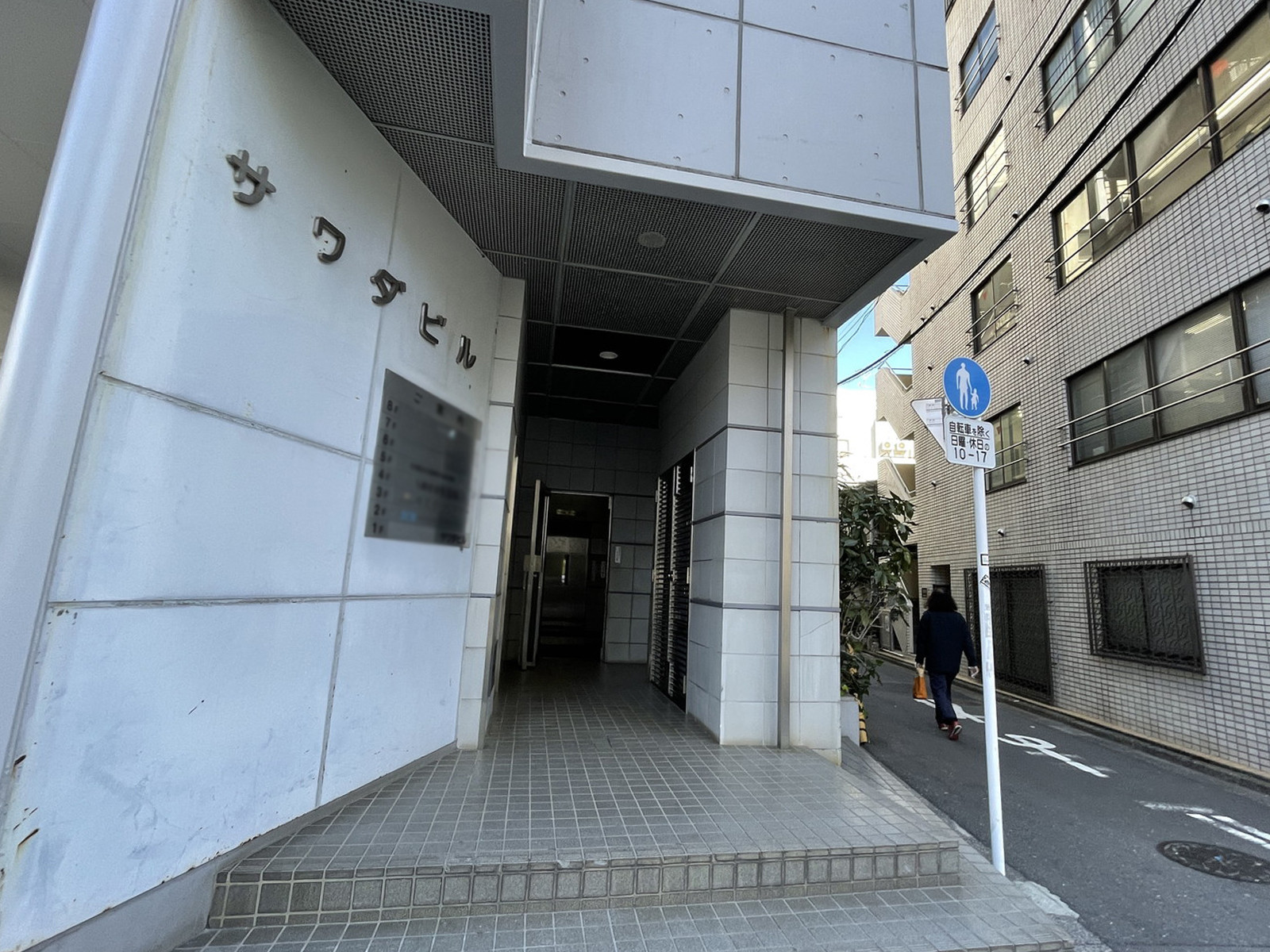 オフィスビル出入口