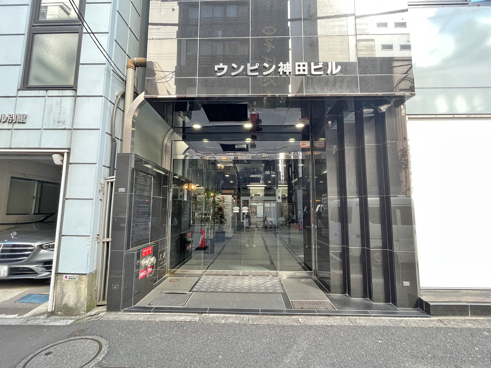 オフィスビル出入り口