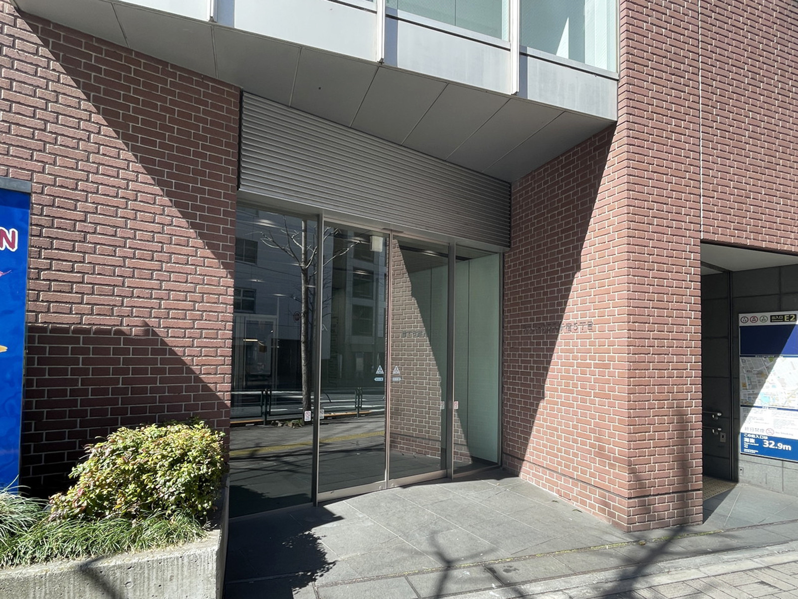 オフィスビル出入口