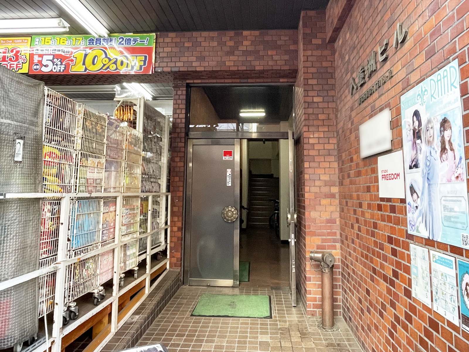 オフィスビル出入口