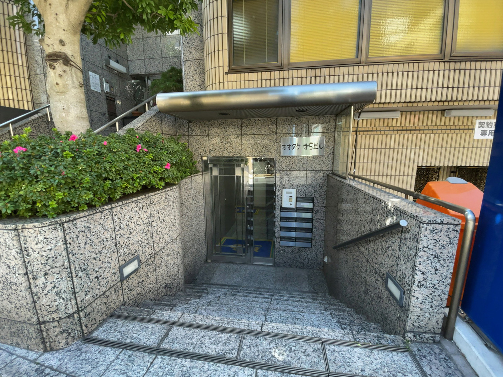オフィスビル出入口