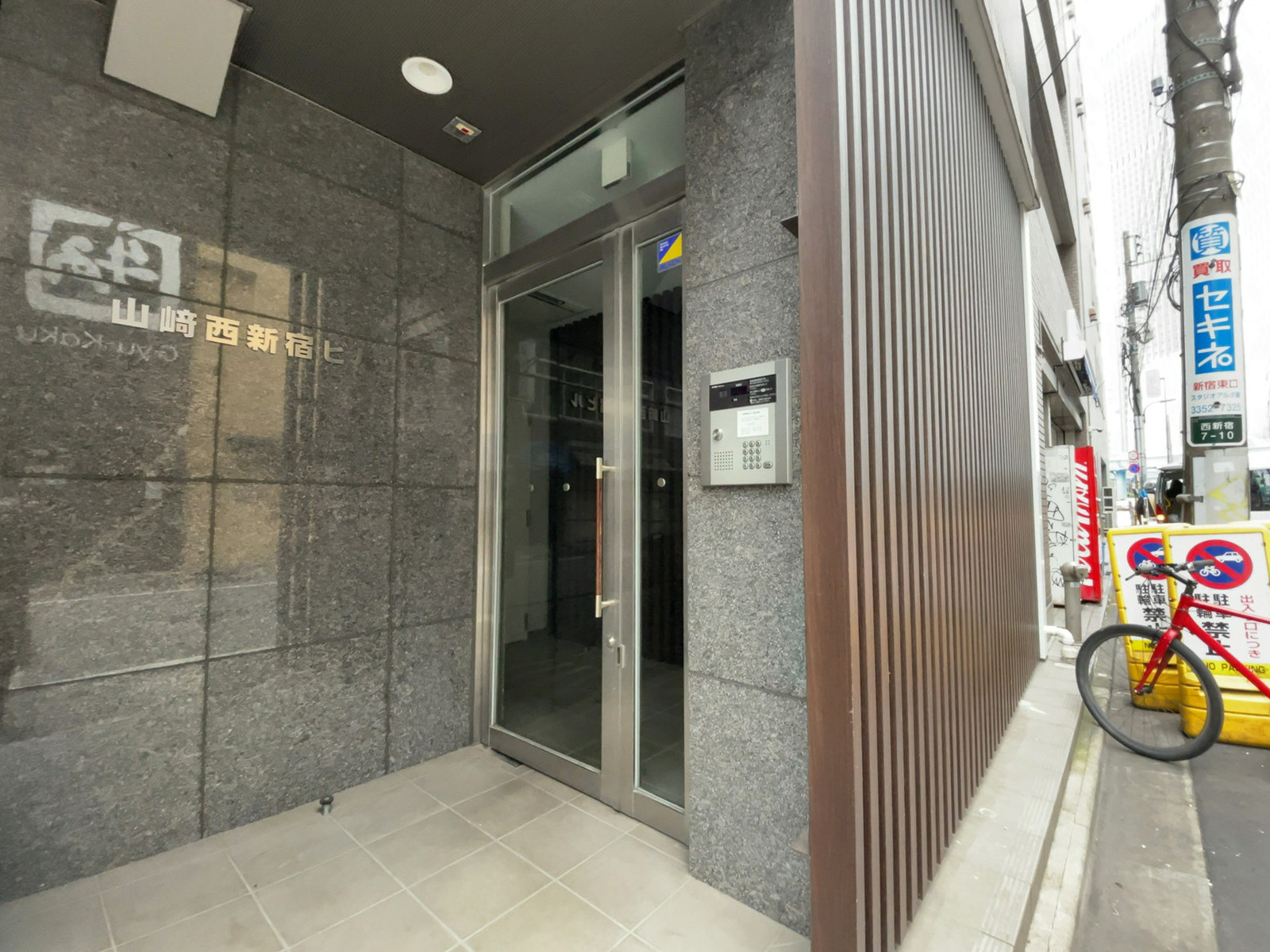 オフィスビル出入口