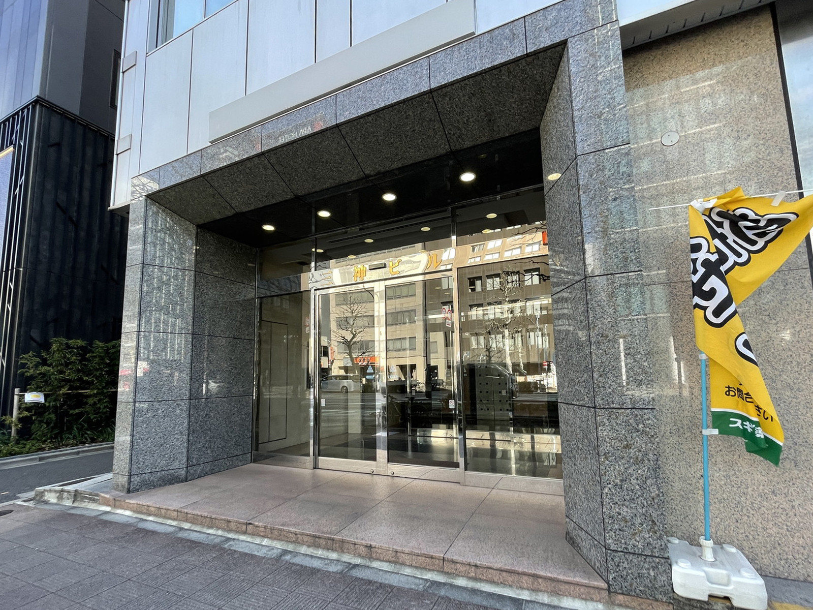 オフィスビル出入口