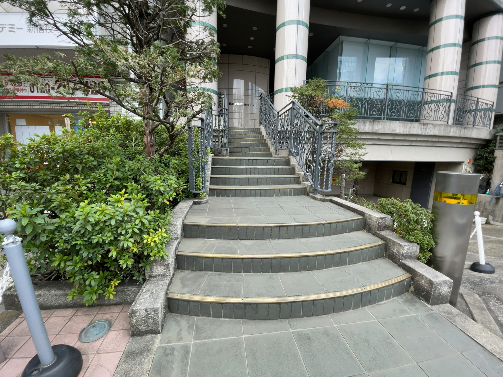 出入り口前の階段