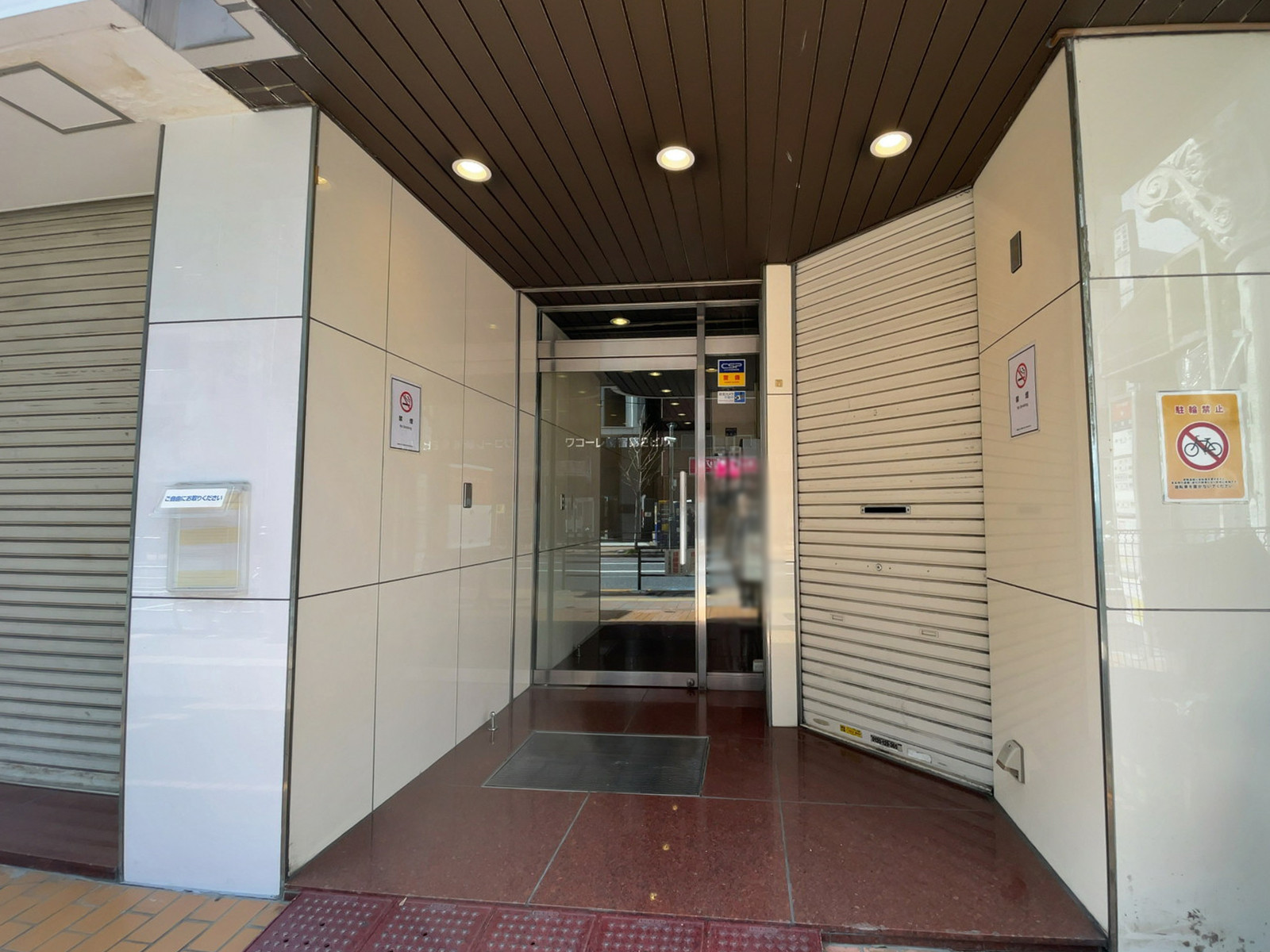 オフィスビル出入口