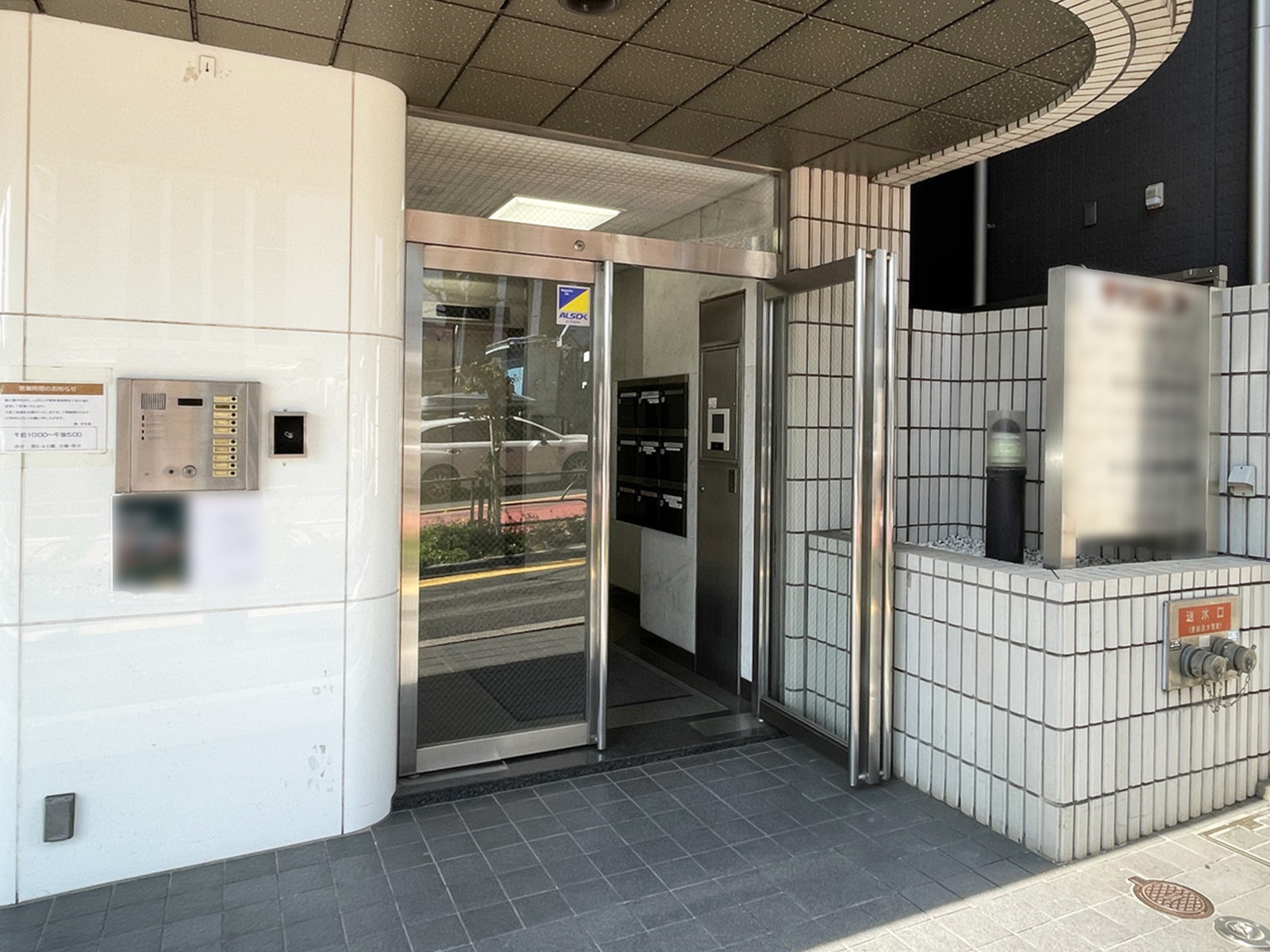 オフィスビル出入口