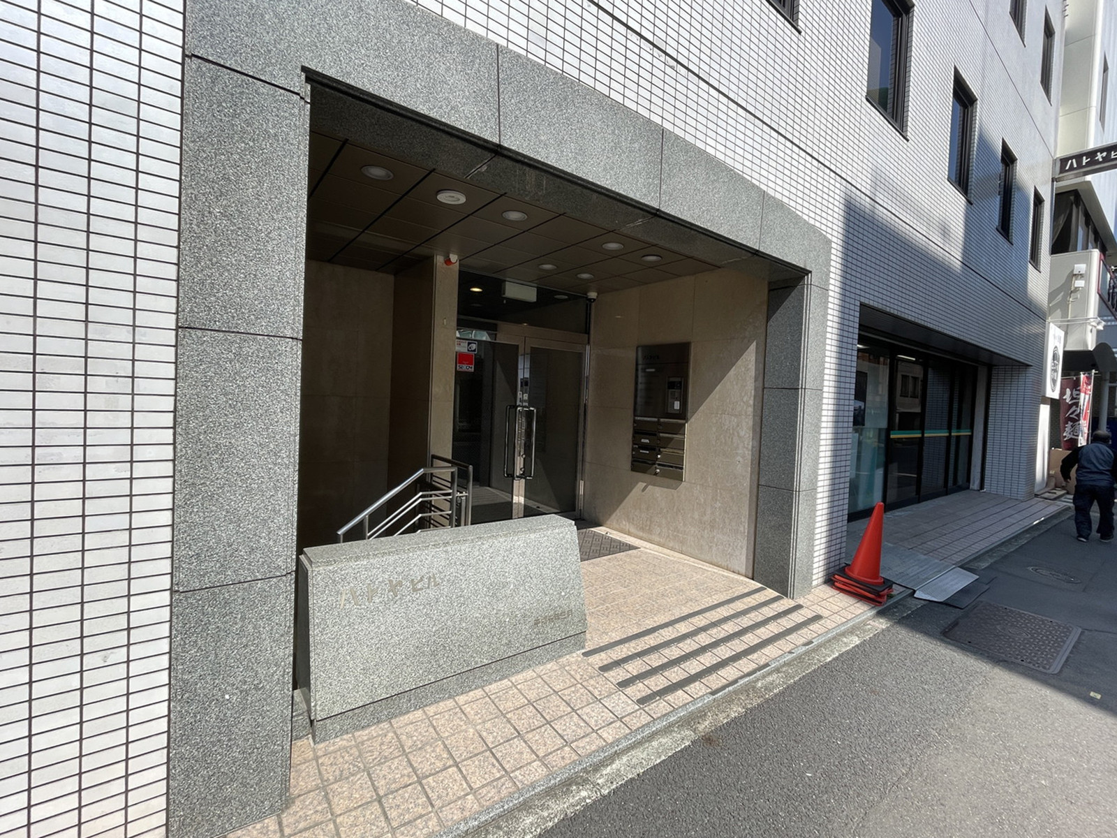 オフィスビル出入口