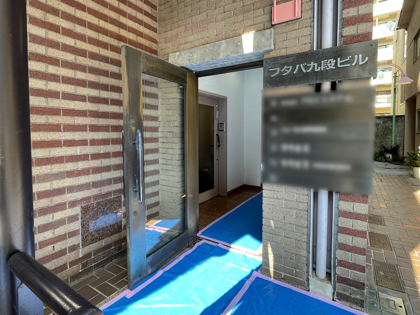オフィスビル出入口