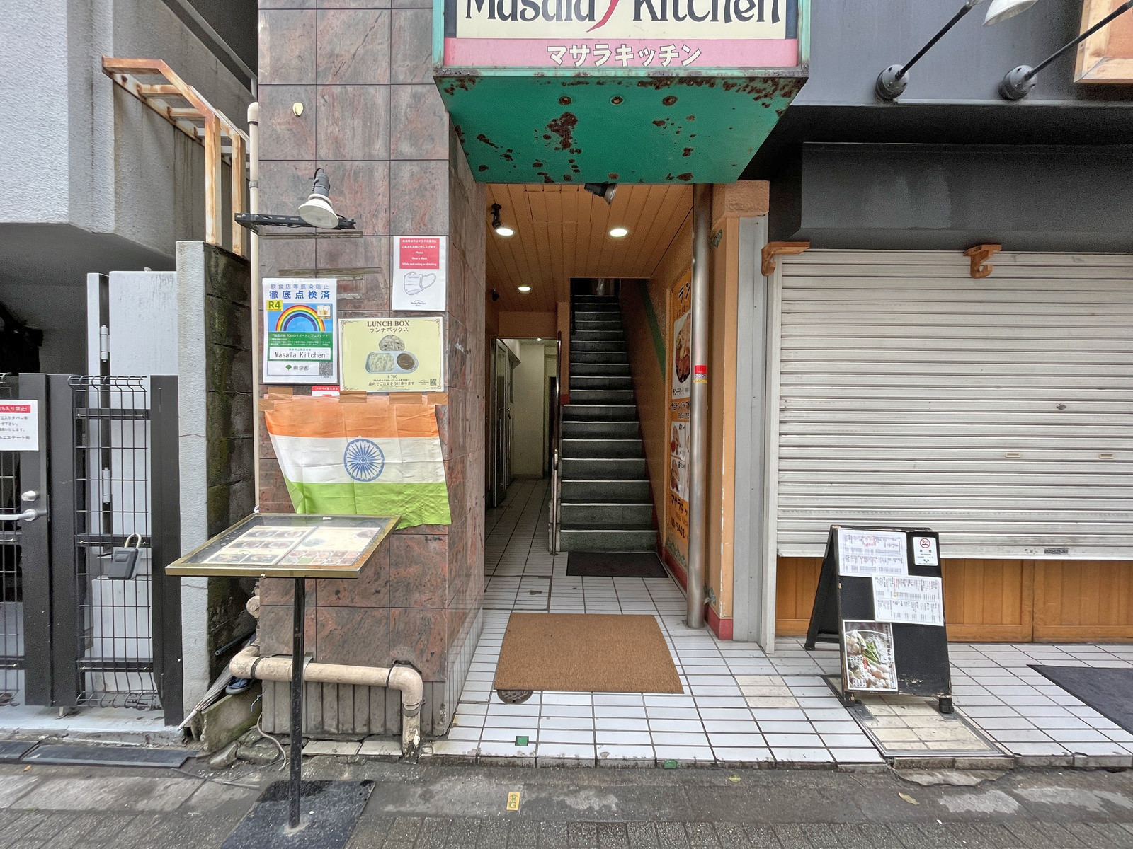 オフィスビル出入口