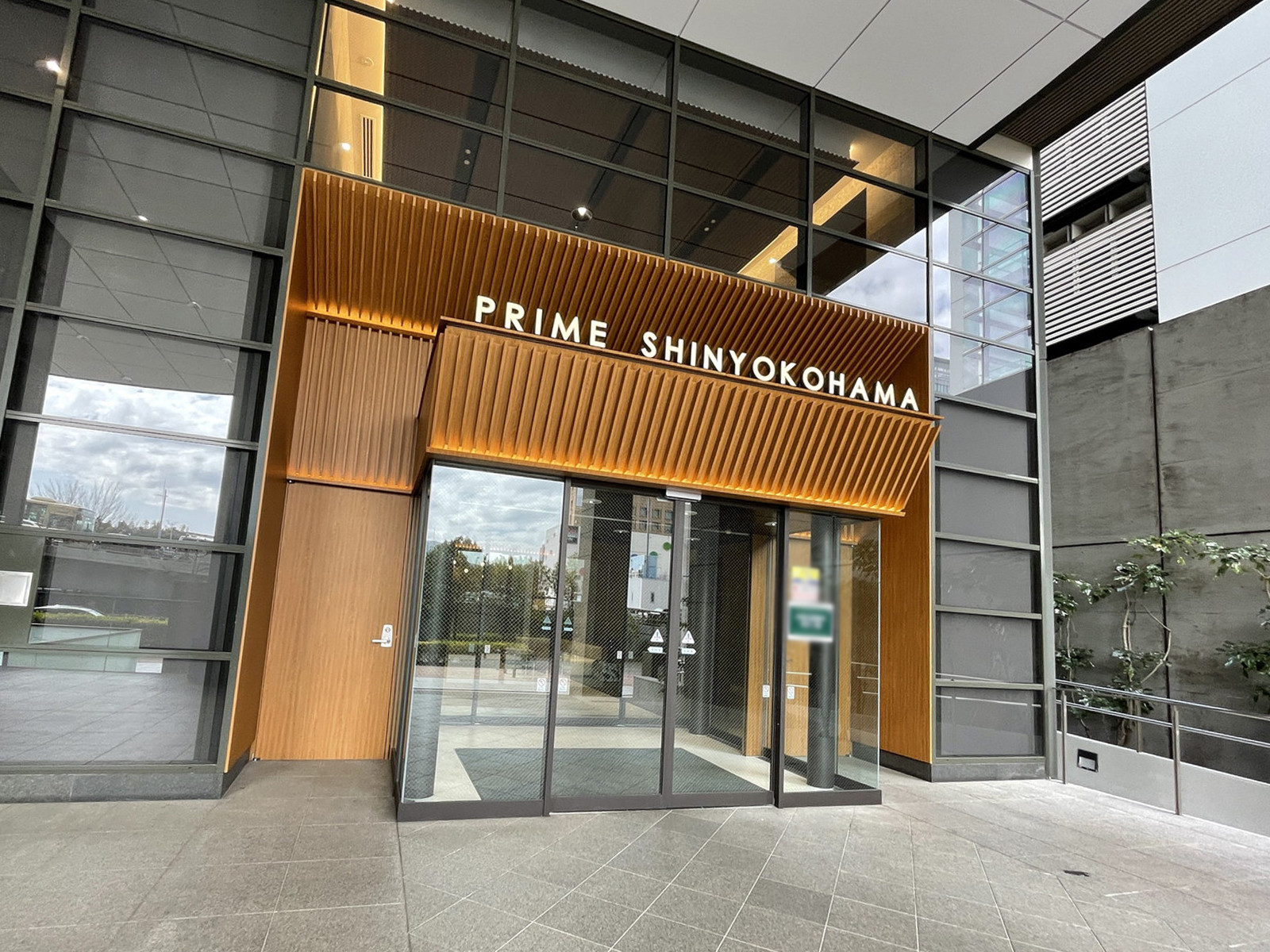 オフィスビル出入口