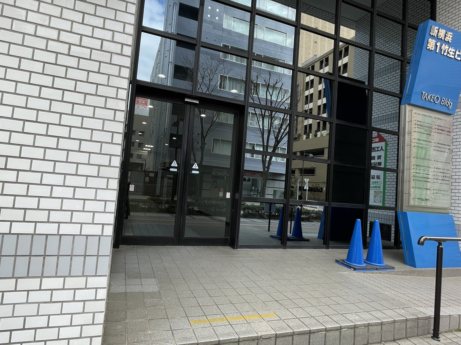 オフィスビル出入口