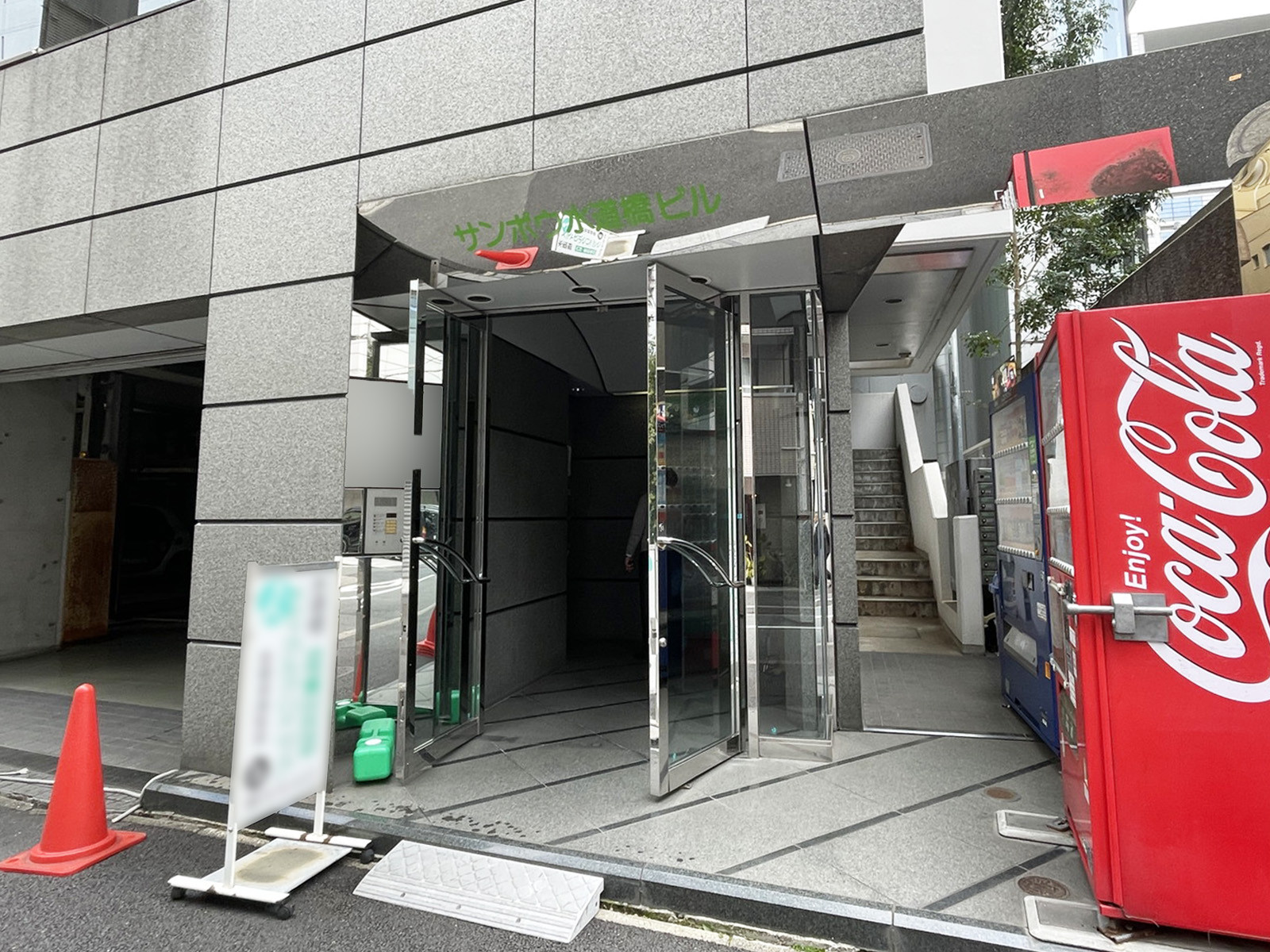 オフィスビル出入口