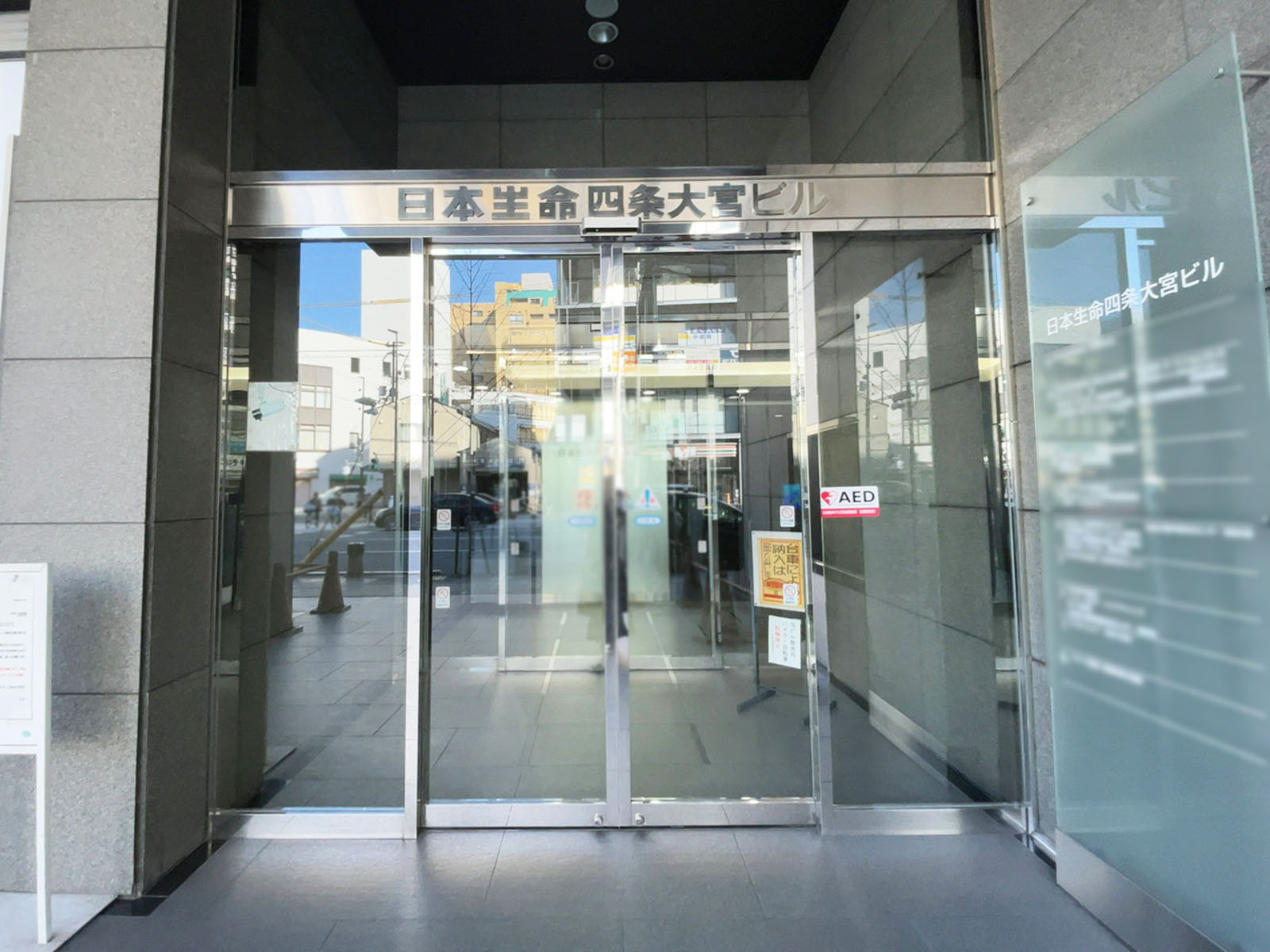オフィスビル出入口