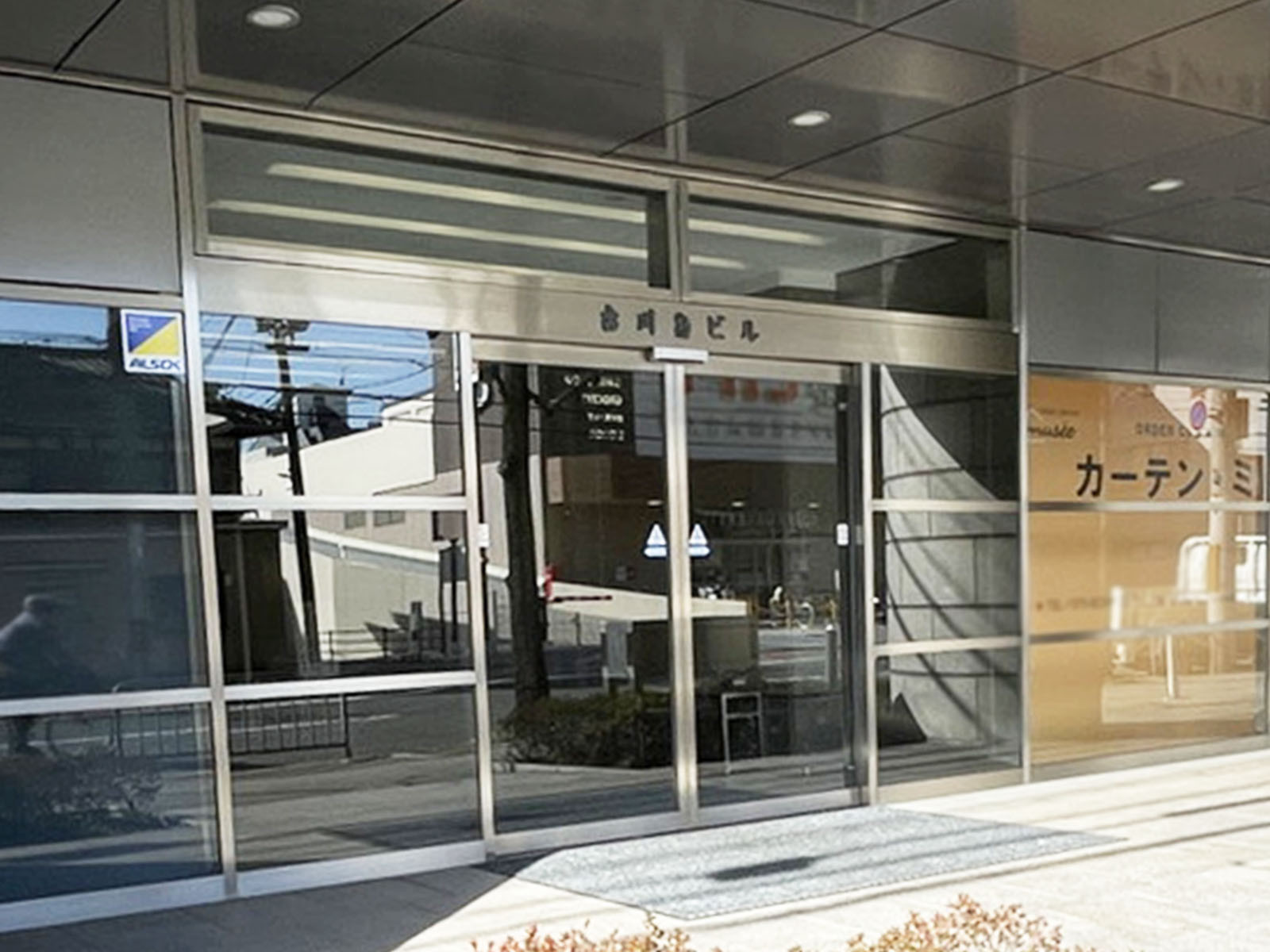 オフィスビル出入口