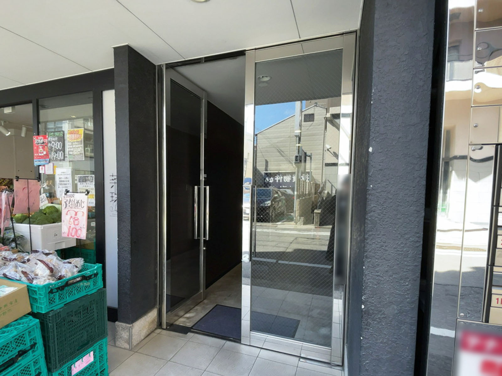 オフィスビル出入口