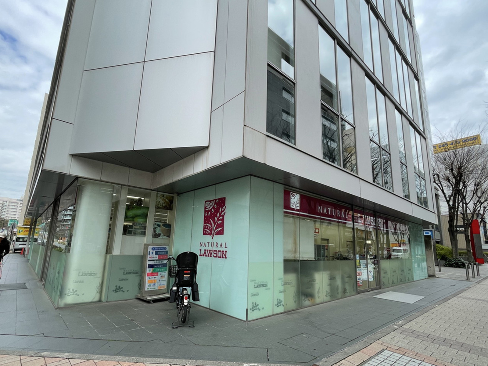1階のナチュラルローソン新横浜2丁目店