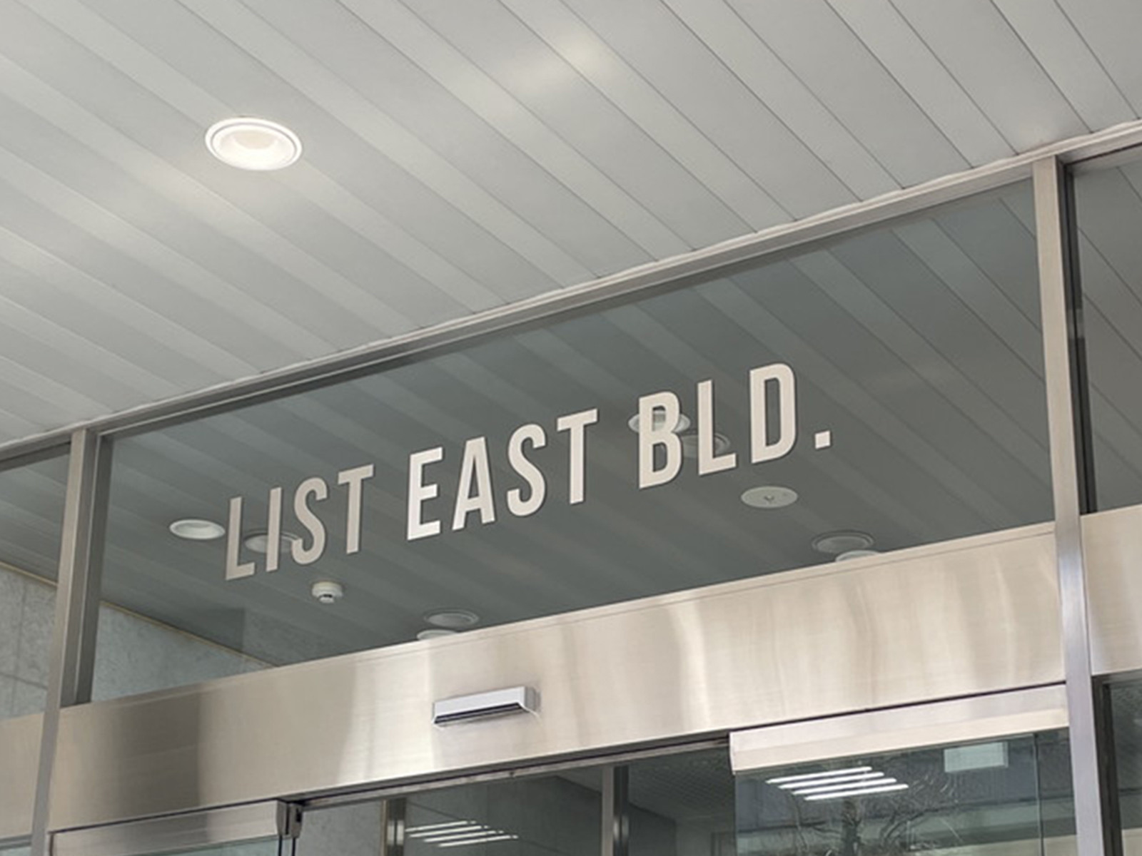 ネームプレート：LIST EAST BLD.