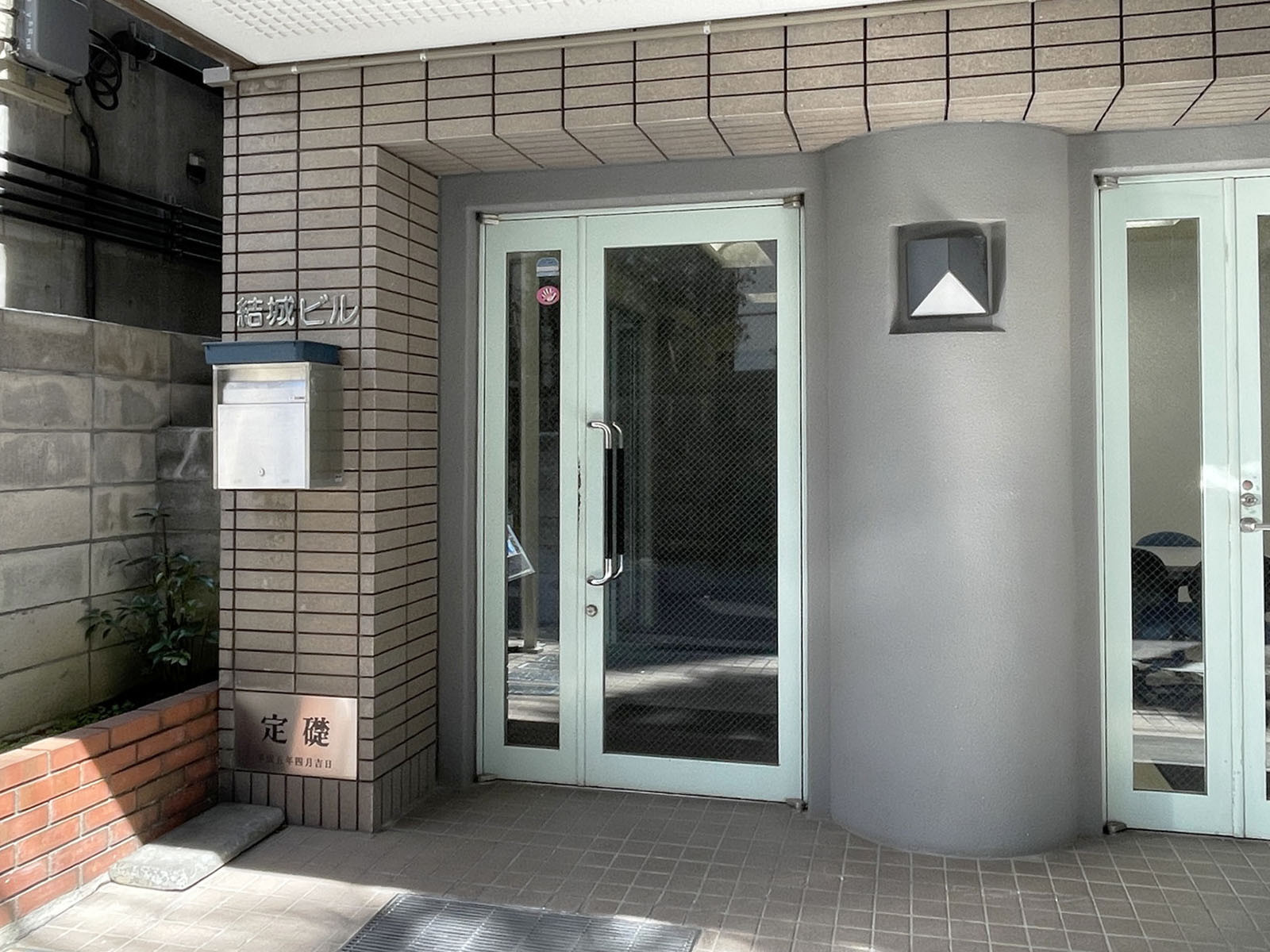 オフィスビル出入口