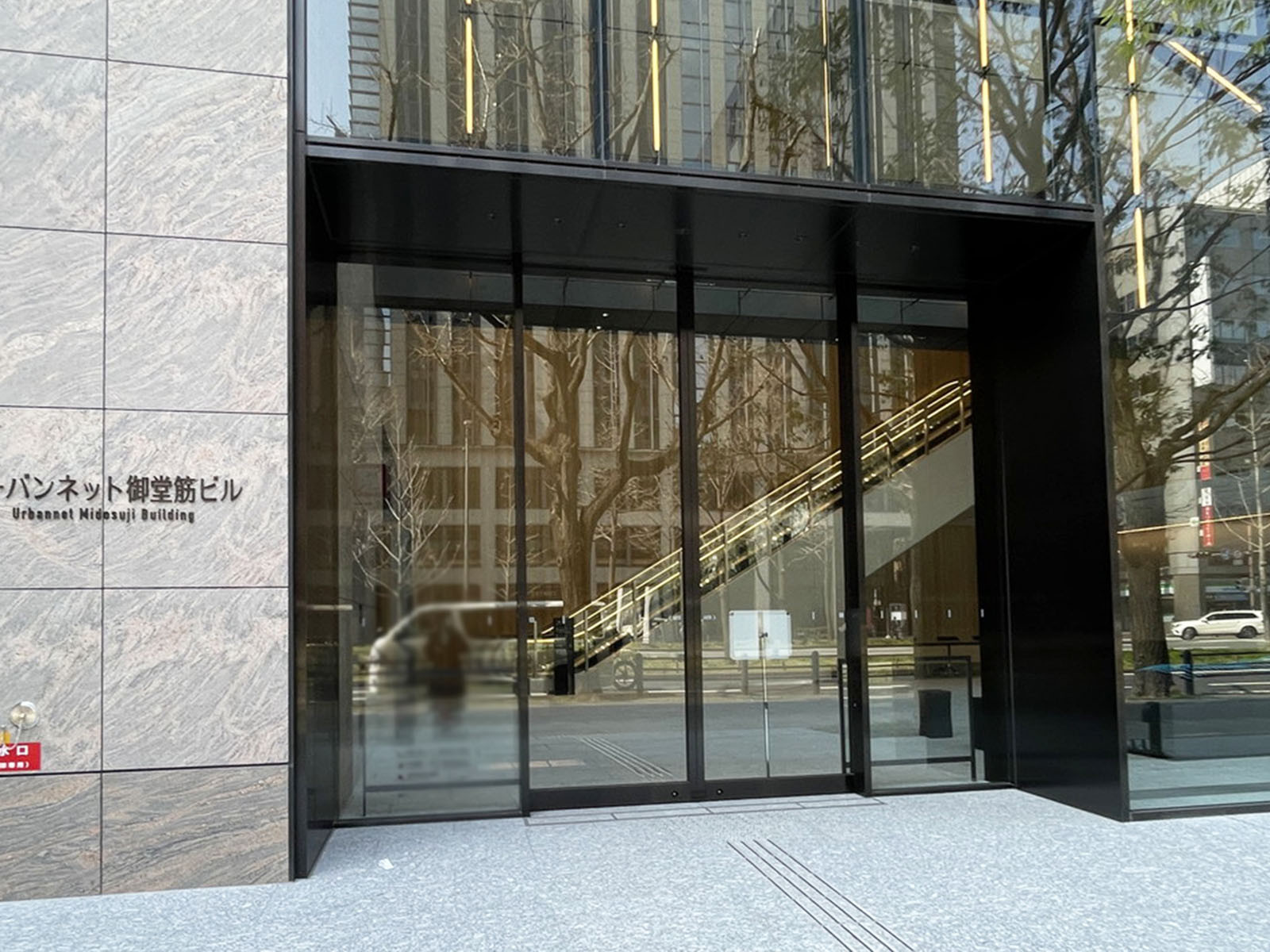 オフィスビル出入口
