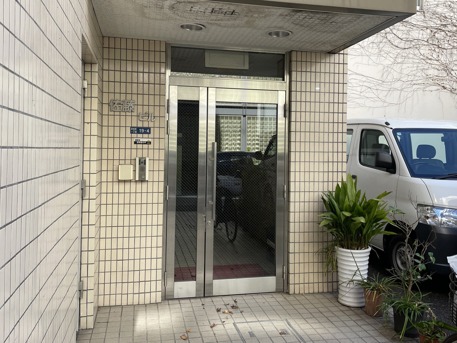 オフィスビル出入口