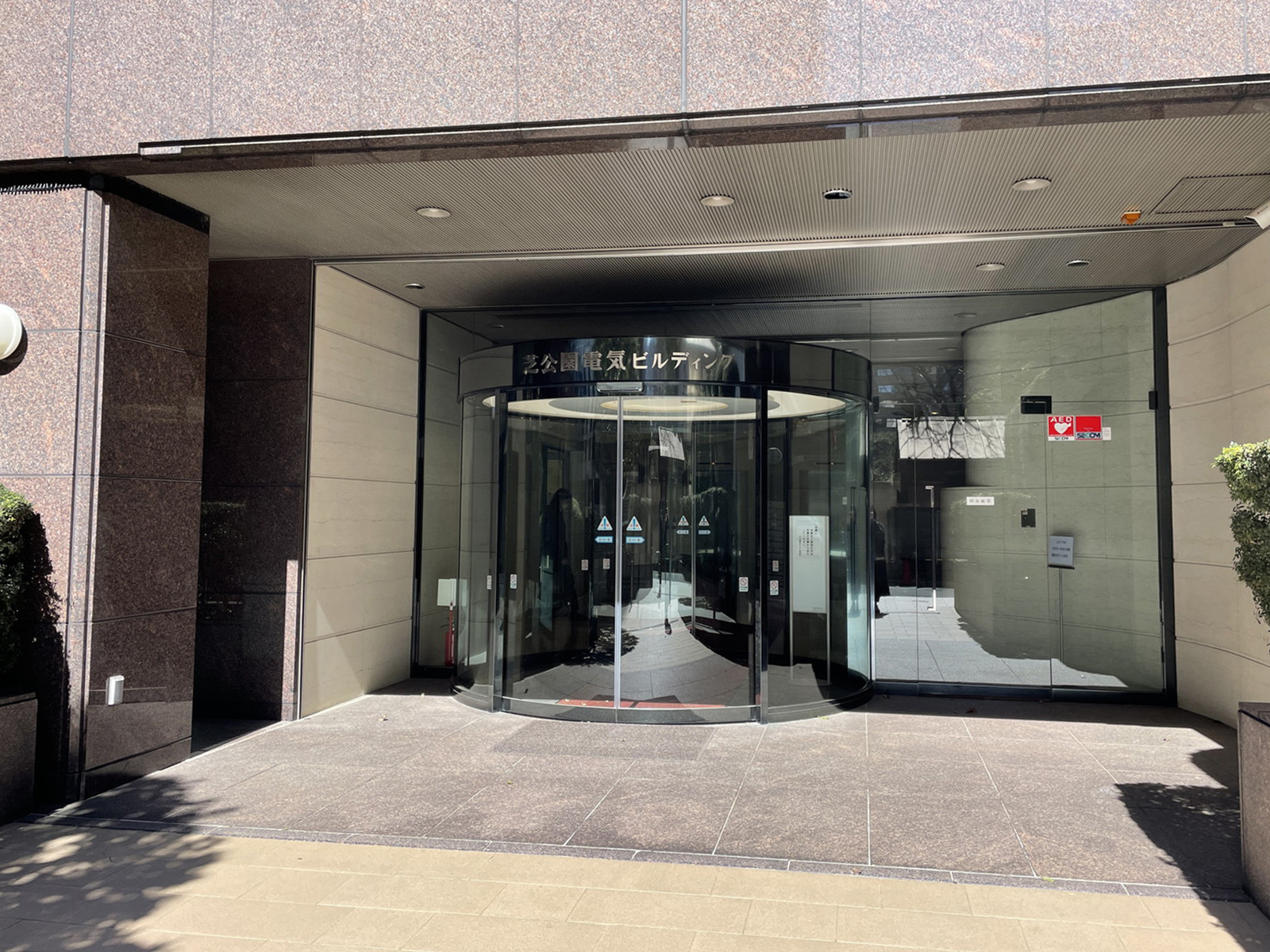 オフィスビル出入口