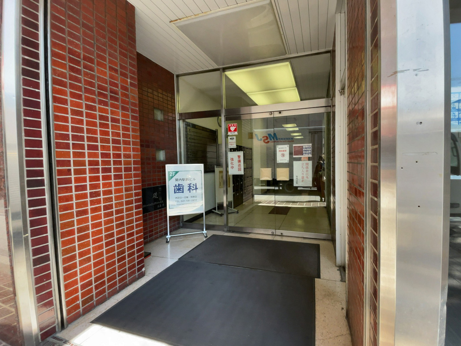 オフィスビル出入口