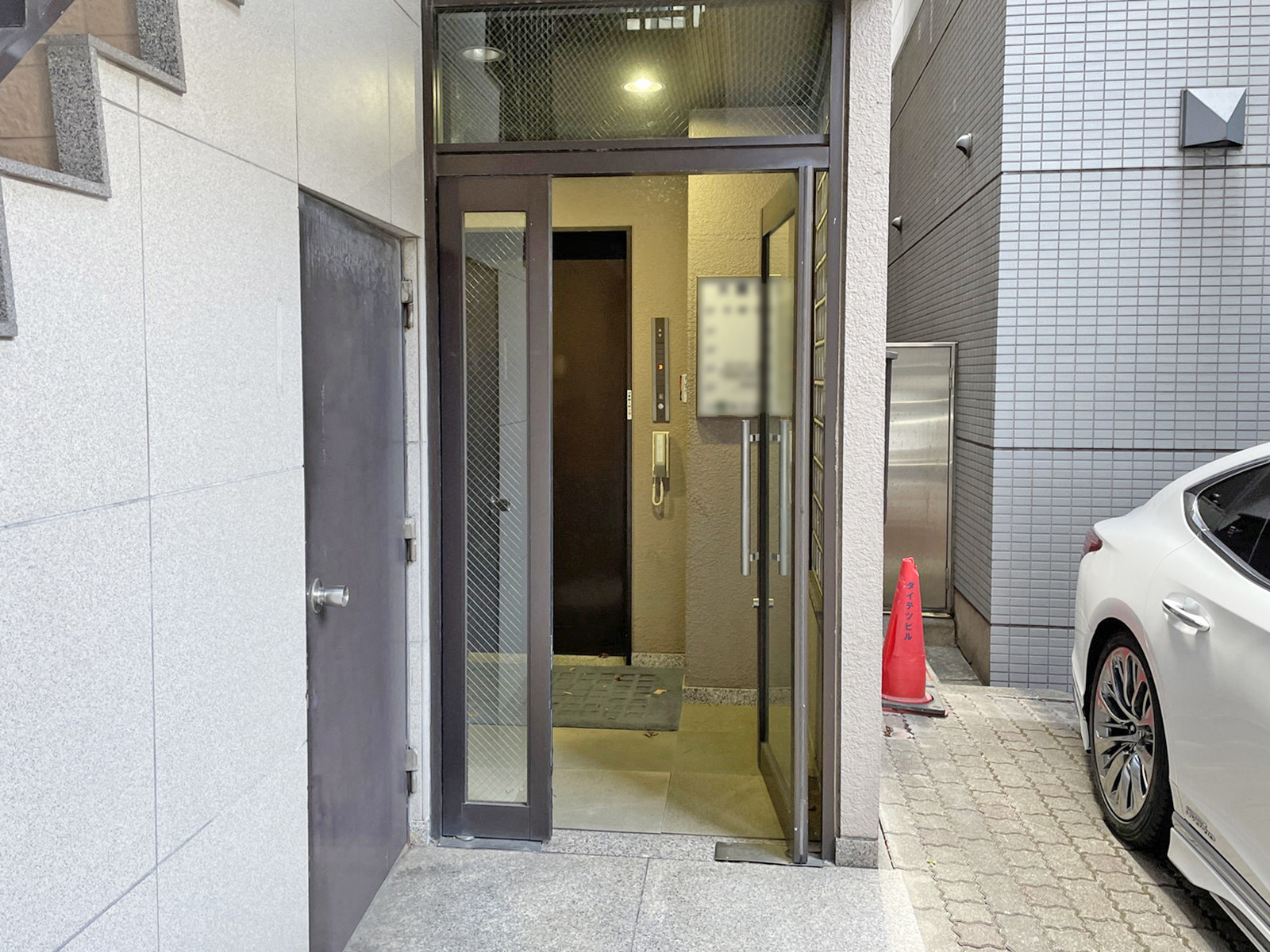 オフィスビル出入り口