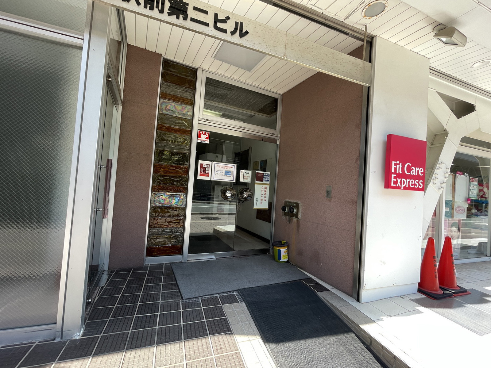 オフィスビル出入口