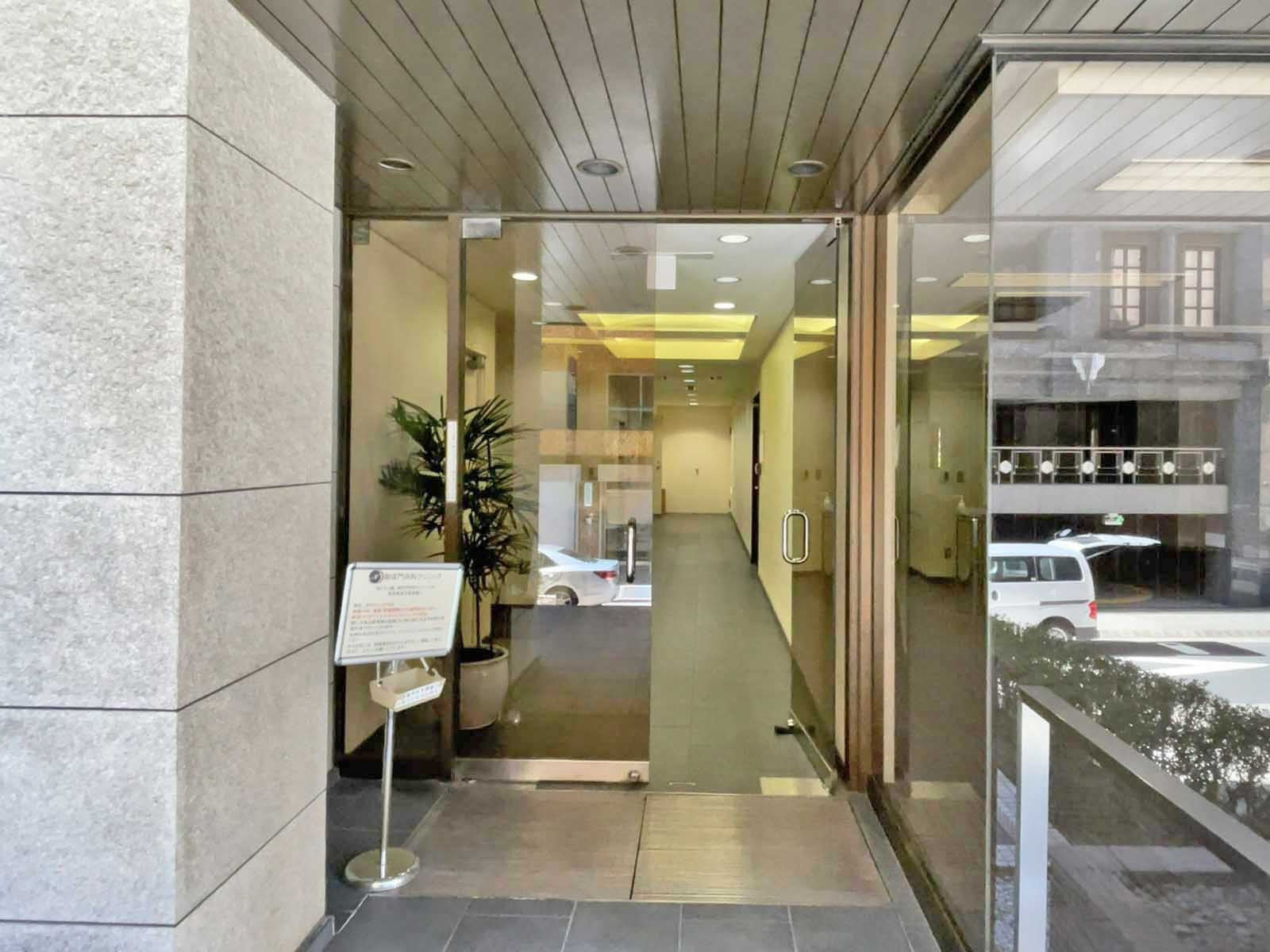 オフィスビル出入り口