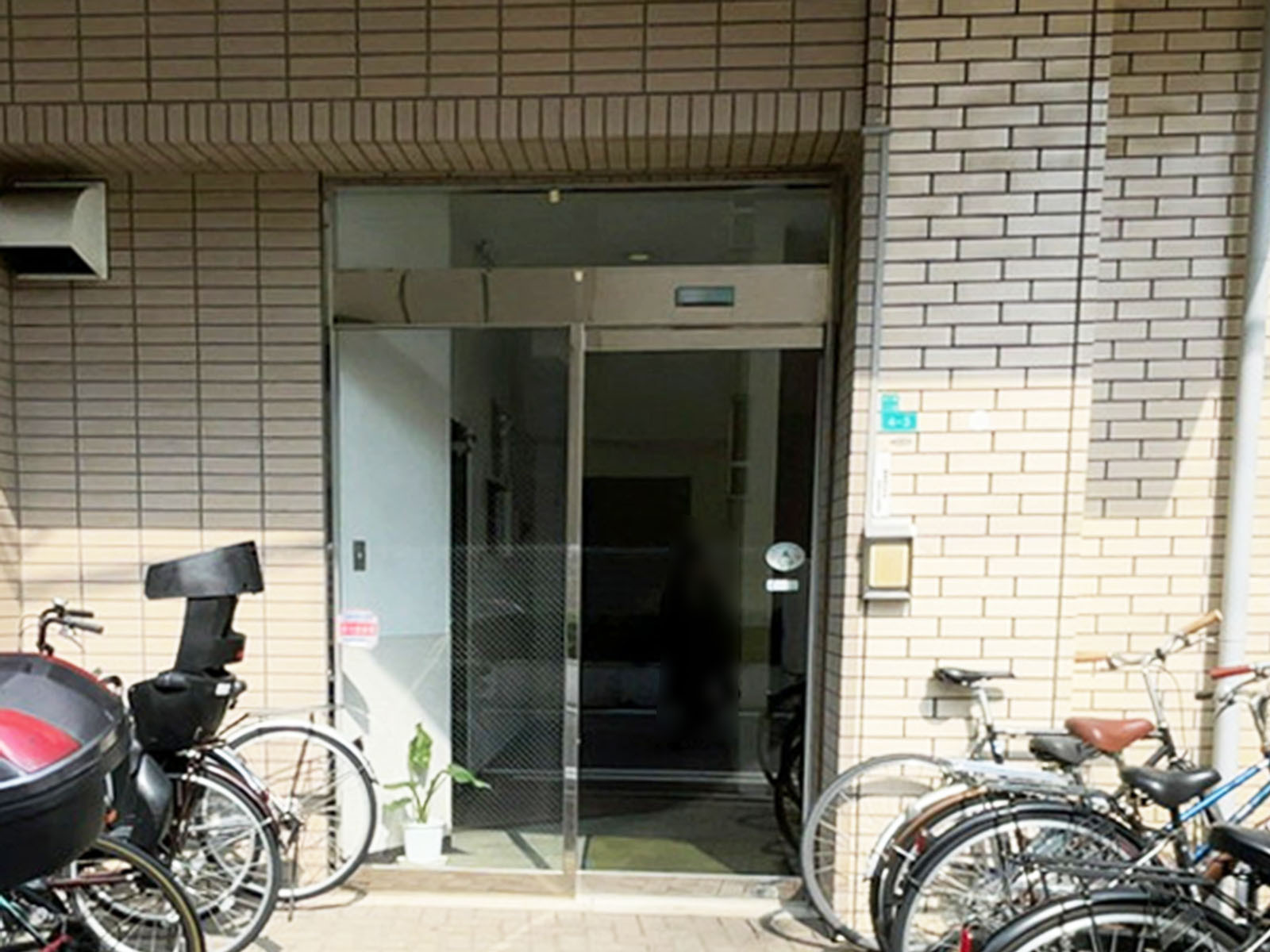 オフィスビル出入口